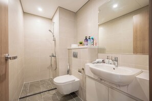 Luxury Apartment, Kitchen, City View | Bathroom