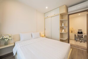Pillowtop beds, free minibar, individually decorated