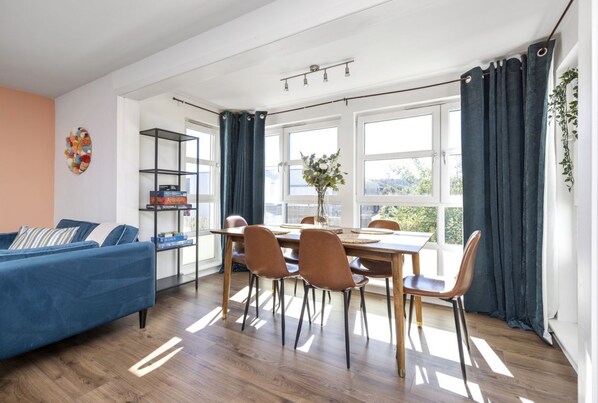 Dining - Modern apartment near Saughton Rose Gardens (Edinburgh)