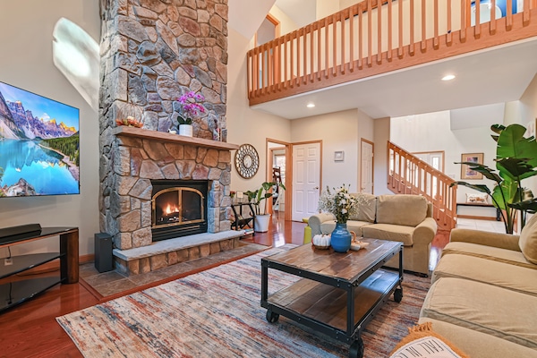 Smart-tv, een open haard, videospelletjes en tafelvoetbal