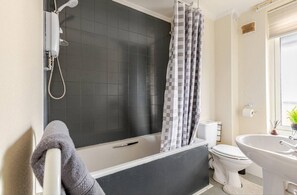 Apartamento | Baño | Ducha, secador de pelo y toallas