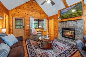 Smart-TV, Kamin, Bücher, Arbeitsbereiche