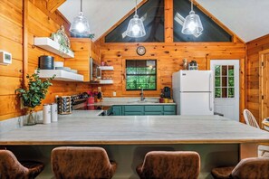 Fridge, microwave, oven, stovetop - Serene Escape Minutes from Smoky Mountain Fun (Pigeon Forge)