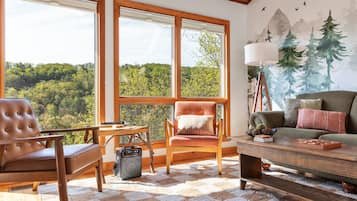 TV connectée, cheminée, table de tennis de table, livres