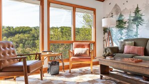 Smart TV, fireplace, ping pong, books