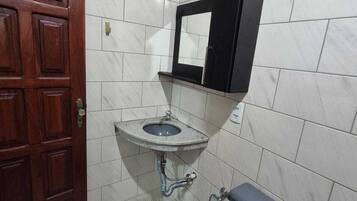 Panoramic Studio Suite, River View | Bathroom