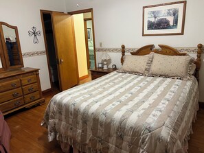 3 bedrooms, desk, iron/ironing board, free WiFi - Charming, well-loved 3-bedroom home with WiFi in Crystal Falls (Crystal Falls)