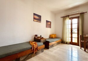 Apartment 26 | Περιοχή καθιστικού | Τηλεόραση LED 32 ιντσών με καλωδιακά κανάλια