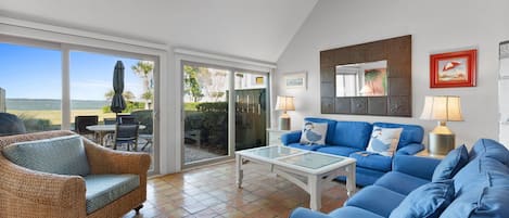 Villa, 1 kingsize bed met slaapbank, keuken (708 Schooner Court) | Woonruimte | Een 42-inch flatscreentelevisie met digitale zenders