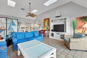 Huvila, 1 suuri parisänky ja vuodesohva, keittiö (708 Schooner Court) | Oleskelualue | 42–tuumainen taulutelevisio, jossa digitaalikanavat