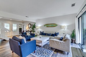 Villa, Mehrere Betten, Küche, Blick auf den Golfplatz (490 Plantation Club Villas) | Wohnbereich | 42-Zoll-Flachbildfernseher mit Digitalempfang