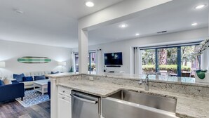 Vila, Beberapa Tempat Tidur, dapur, pemandangan lapangan golf (490 Plantation Club Villas) | Dapur pribadi | Mesin pembuat kopi/teh dan meja makan
