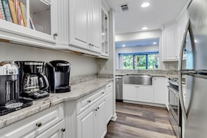 Villa, plusieurs lits, cuisine, vue golf (490 Plantation Club Villas) | Cuisine privée | Cafetière/bouilloire, tables à manger