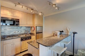 Villa, 1 cama King size y sofá cama, cocina, vista al jardín (847 Ketch Court) | Cocina privada | Cafetera y tetera