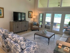 Huvila, useita sänkyjä, keittiö, näköala golfkentälle (557 Ocean Course) | Oleskelualue | 42–tuumainen taulutelevisio, jossa digitaalikanavat