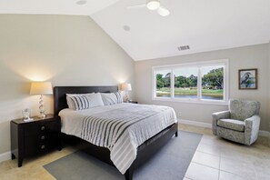 Huvila, useita sänkyjä, keittiö, näköala golfkentälle (557 Ocean Course) | 2 makuuhuonetta, yksilöllisesti sisustettu, yksilöllisesti kalustettu