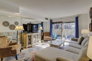 別墅, 多張床, 廚房, 花園景 (830 Ketch Court) | 客廳 | 42 吋平面電視連數碼電視頻道