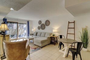 別墅, 多張床, 廚房, 花園景 (830 Ketch Court) | 客廳 | 42 吋平面電視連數碼電視頻道