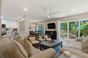 Villa, varias camas, cocina, vista al campo de golf (505 Plantation Club Villas) | Área de sala de estar | Televisión de pantalla plana de 42 pulgadas con canales digitales 