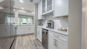 Villa, plusieurs lits, cuisine, vue golf (505 Plantation Club Villas) | Cuisine privée | Cafetière/bouilloire, tables à manger