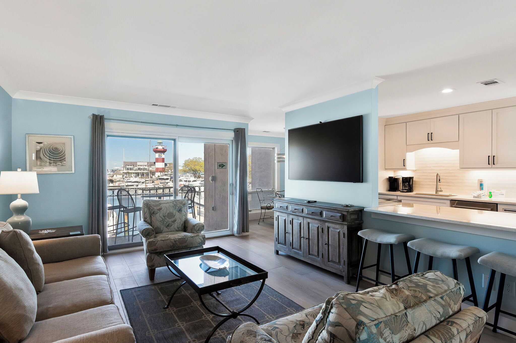 Villa, meerdere bedden, keuken (837 Ketch Court) | Woonruimte | Een 42-inch flatscreentelevisie met digitale zenders