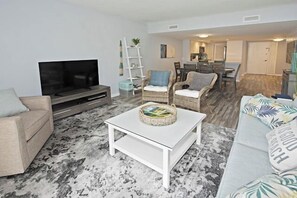 Villa - flere senge - køkken - udsigt til golfbane (524 Plantation Club Villas) | Opholdsområde | 42-tommers fladskærms-tv med digitale kanaler