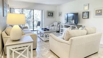 Villa, varias camas, cocina, vistas al campo de golf (482 Plantation Club Villas) | Zona de estar | Televisión de pantalla plana de 42 pulgadas con canales digitales