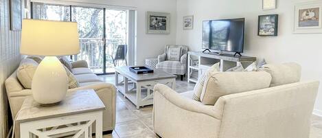 Villa - flere senge - køkken - udsigt til golfbane (482 Plantation Club Villas) | Opholdsområde | 42-tommers fladskærms-tv med digitale kanaler