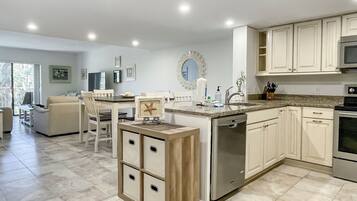 Villa, varias camas, cocina, vistas al campo de golf (482 Plantation Club Villas) | Cocina privada | Cafetera o tetera y mesa de comedor