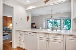 Villa, varias camas, cocina, vistas al campo de golf (536 Plantation Club Villas) | Interior