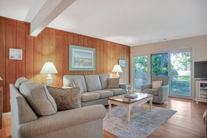 Huvila, useita sänkyjä, keittiö, näköala golfkentälle (536 Plantation Club Villas) | Oleskelualue | 42–tuumainen taulutelevisio, jossa digitaalikanavat