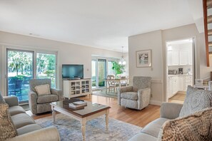 Villa - flera sängar - kök - utsikt mot golfbanan (536 Plantation Club Villas) | Vardagsrum | 42-tums platt-tv med digitalkanaler