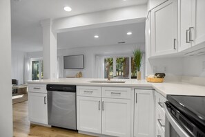 别墅, 多张床, 厨房, 高尔夫景观 (506 Plantation Club Villas) | 私人厨房 | 茶具/咖啡用具、餐桌