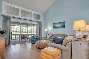 Huvila, useita sänkyjä, keittiö, näköala golfkentälle (559 Ocean Course) | Oleskelualue | 42–tuumainen taulutelevisio, jossa digitaalikanavat