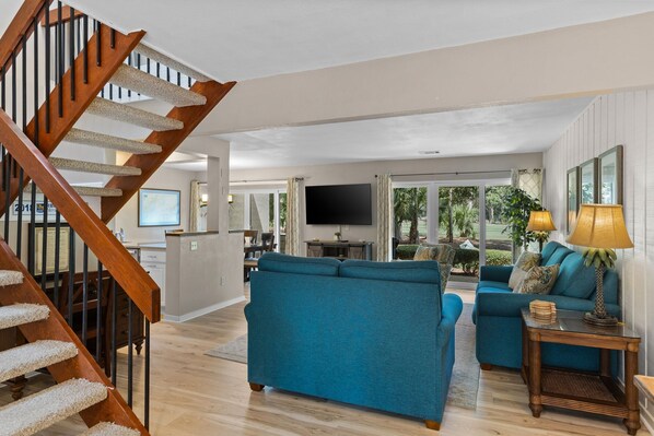 Villa, varias camas, cocina, vista al jardín (485 Plantation Club Villas) | Área de sala de estar | Televisión de pantalla plana de 42 pulgadas con canales digitales 