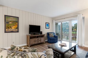 Vila, várias camas, cozinha, vista para o campo de golfe (532 Plantation Club Villas) | Área de estar | TV de tela plana 42 polegadas com canais digitais