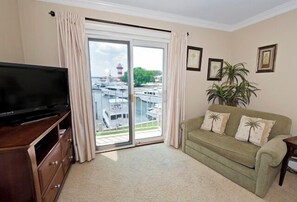 Villa - 1 queensize-seng med sovesofa - køkken (853 Ketch Court) | Opholdsområde | 42-tommers fladskærms-tv med digitale kanaler