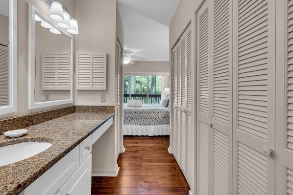 Villa, flere senger, kjøkken, utsikt mot golfbane (498 Plantation Club Villas) | 3 soverom, individuelt dekorert, individuelt innredet og sengetøy