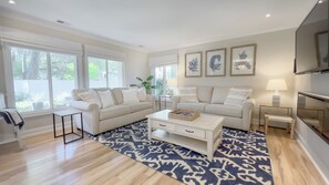 Villa, 1 King Bed, Patio (804 Clipper Court) | Living area