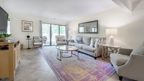 Villa, Mehrere Betten, Terrasse, Blick auf den Golfplatz (499 Plantation Club Villas) | Wohnbereich