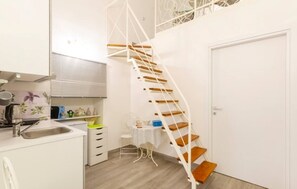 Een bureau, een strijkplank/strijkijzer, gratis wifi