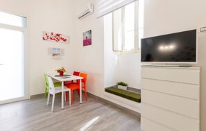 Escriptori, planxa i posts de planxar i wifi gratuïta