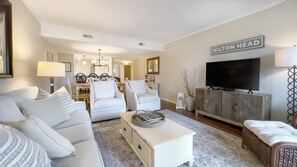 Villa - flere senge - balkon - udsigt til golfbane (470 Plantation Club Villas) | Opholdsområde | 42-tommers fladskærms-tv med digitale kanaler