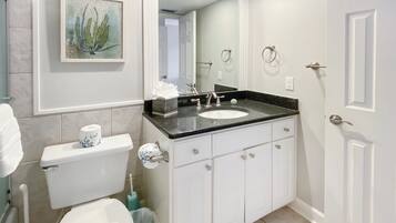 Villa, 1 King Bed with Sofa bed, Kitchen, Garden View (838 Ketch Court) | Bathroom | Towels