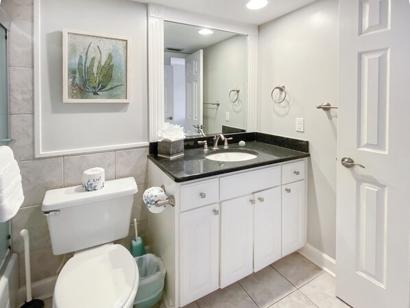 Villa, 1 cama King size y sofá cama, cocina, vista al jardín (838 Ketch Court) | Baño | Toallas