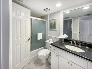 Villa, 1 cama King size y sofá cama, cocina, vista al jardín (838 Ketch Court) | Baño | Toallas