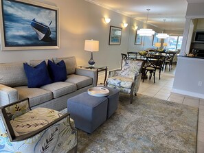 Vila, 1 cama King e sofá-cama, cozinha, vista para o jardim (838 Ketch Court) | Área de estar | TV de tela plana 42 polegadas com canais digitais