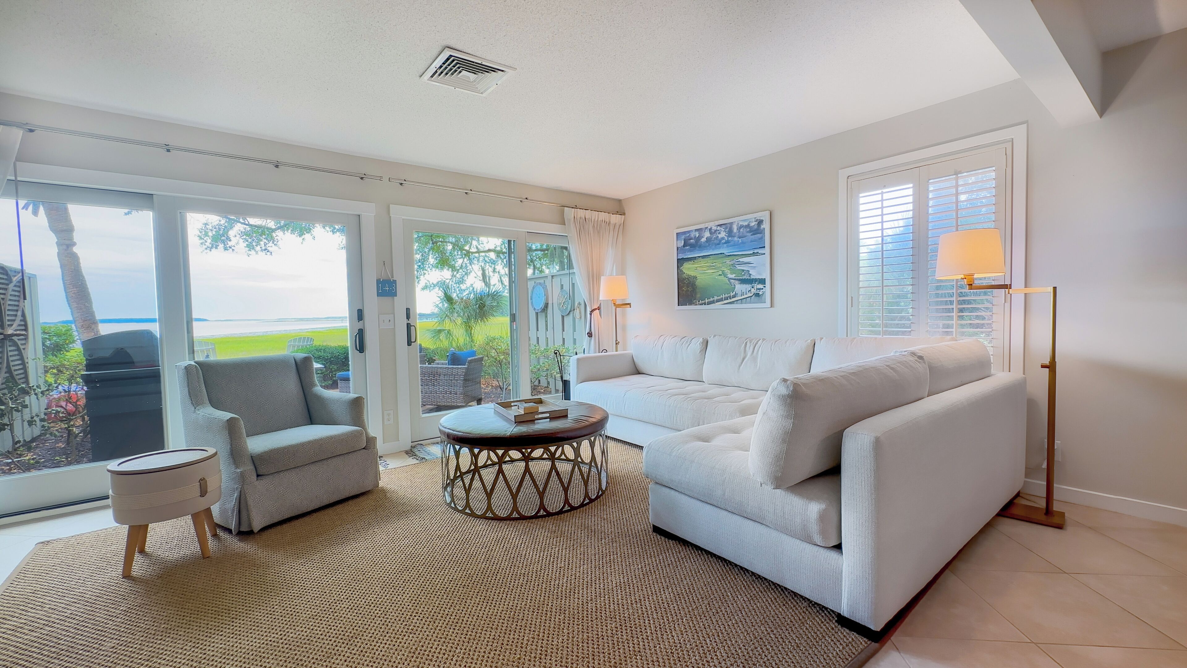 别墅, 多张床, 露台 (744 Schooner Court) | 起居区 | 42-英寸纯平电视（配备数码频道）