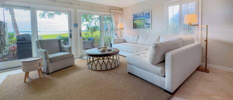 别墅, 多张床, 露台 (744 Schooner Court) | 起居区 | 42-英寸纯平电视(配备数码频道)