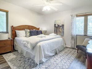 2 Schlafzimmer, individuell dekoriert, individuell eingerichtet